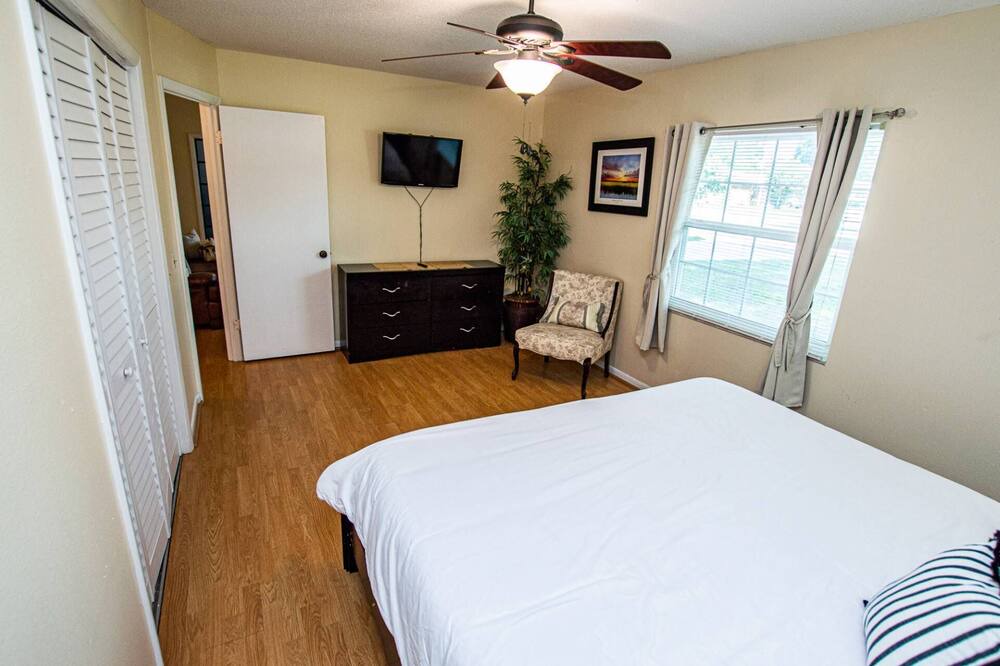 Photo of Bedroom in Cypress Gardens