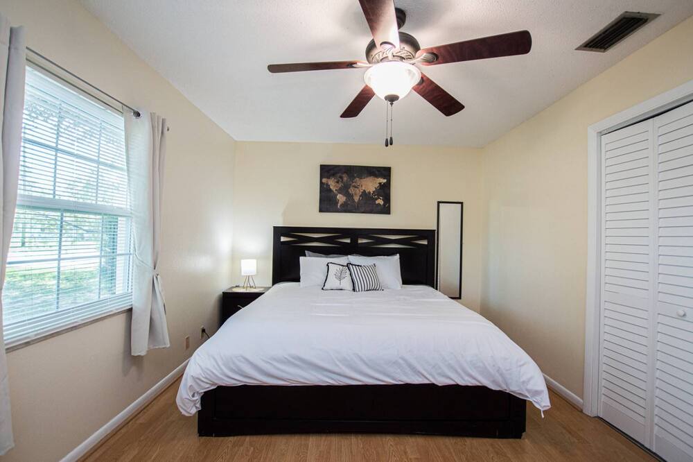 Photo of Bedroom in Cypress Gardens