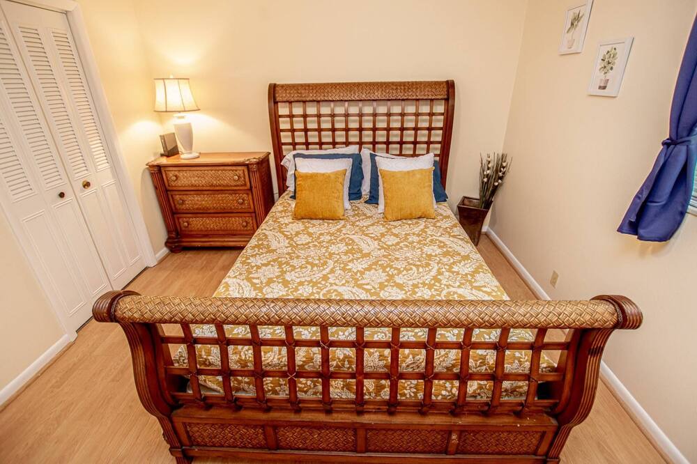 Photo of Bedroom in Cypress Gardens