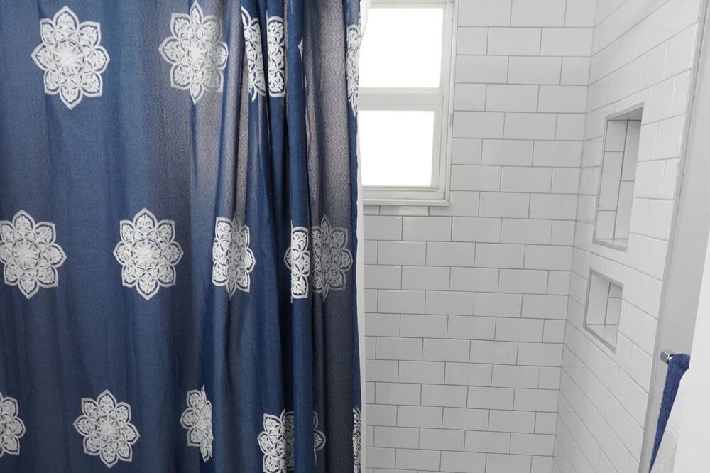 Photo of Bathroom in Lake Worth Corridor
