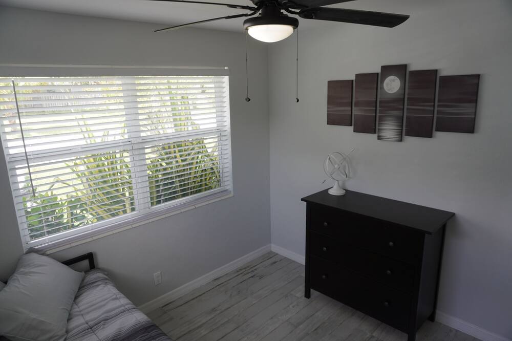 Photo of Bedroom in Lake Worth Corridor