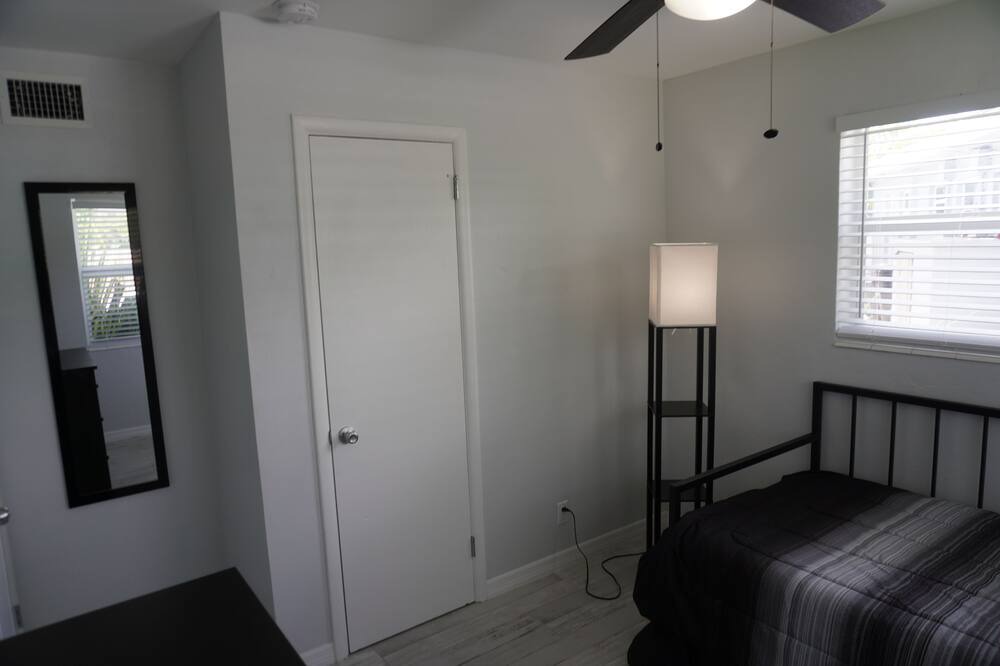 Photo of Bedroom in Lake Worth Corridor