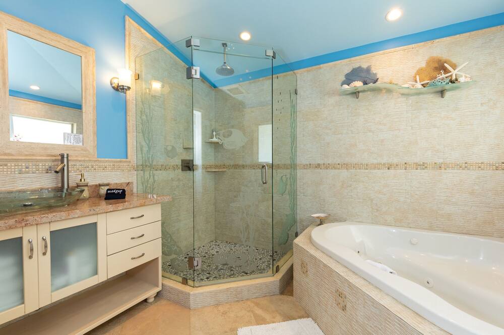 Photo of Bathroom in Marathon