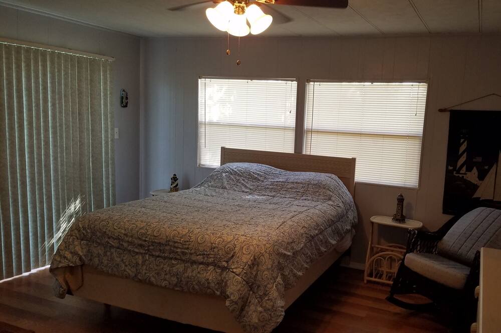 Photo of Bedroom in Okeechobee