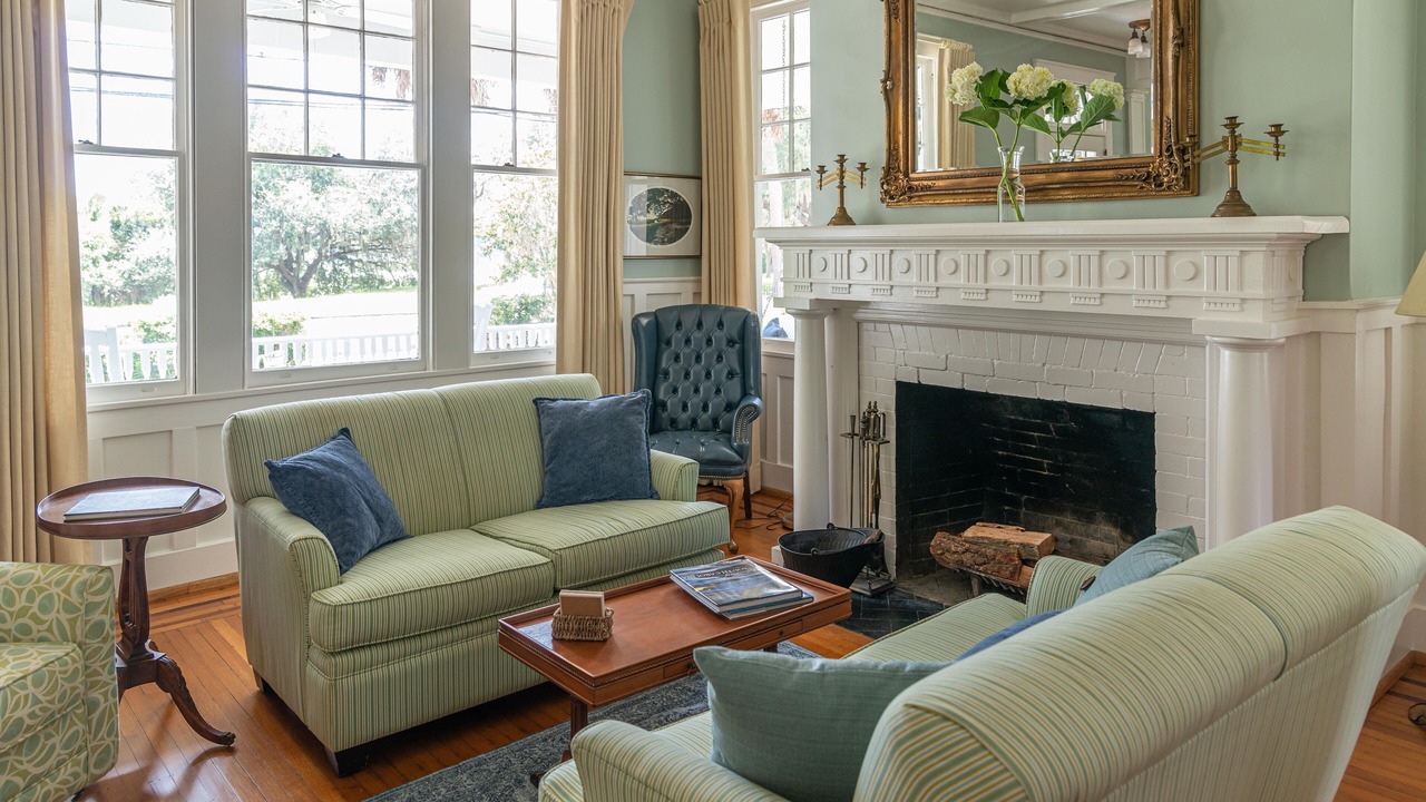 Photo of Livingroom in Historic District