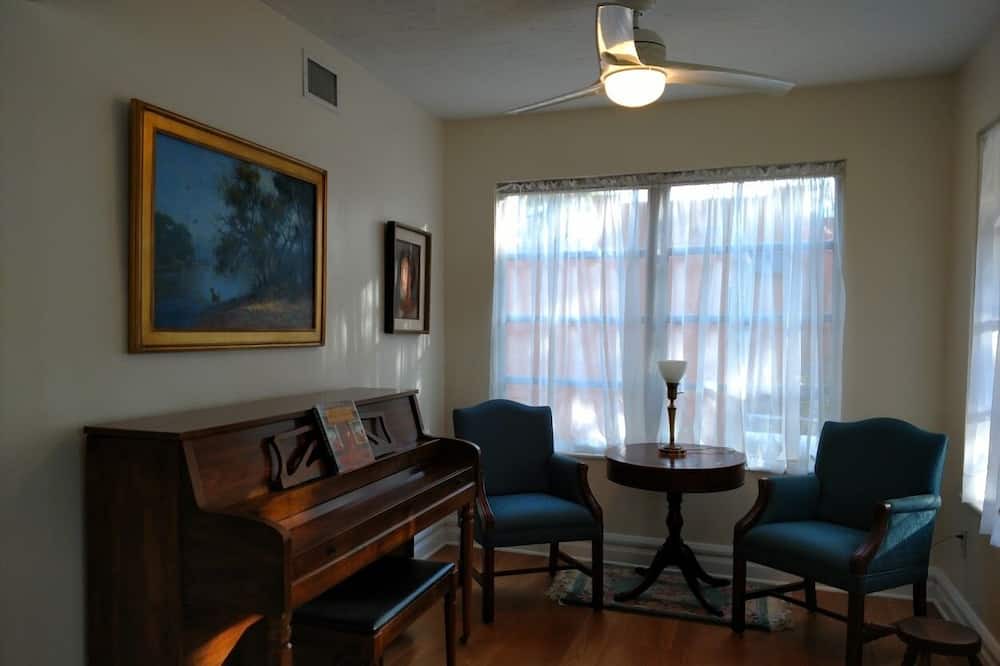 Photo of Livingroom in Gillespie Park