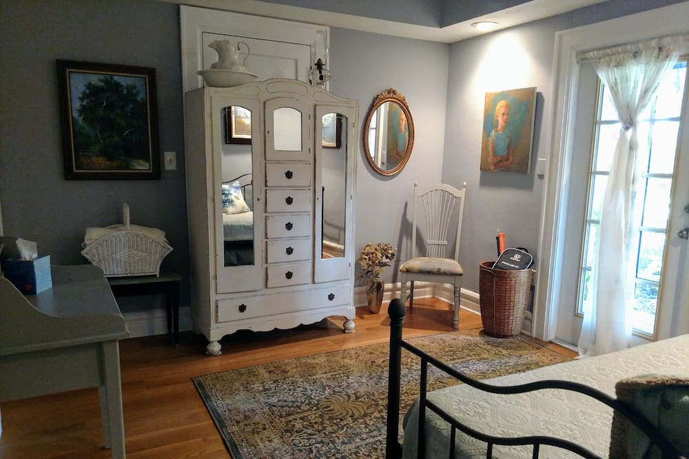 Photo of Livingroom in Gillespie Park