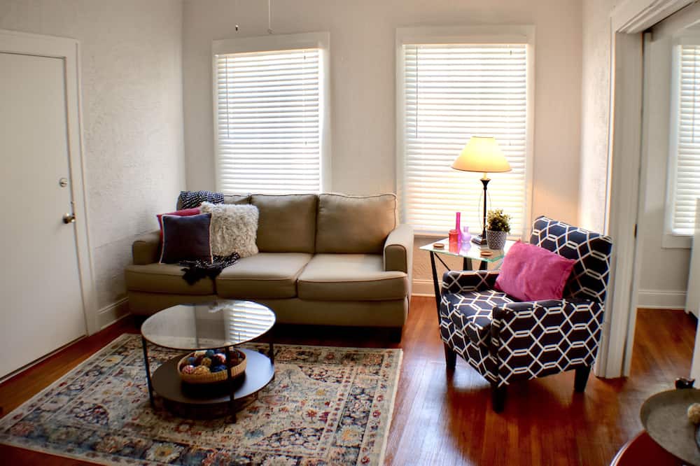 Photo of Livingroom in Courier City - Oscawana