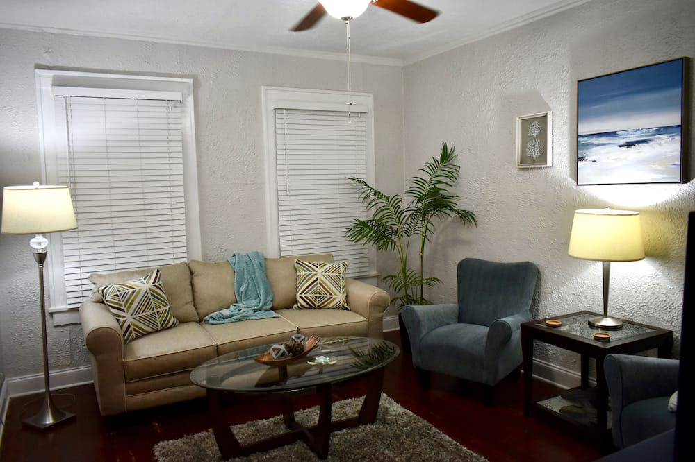 Photo of Livingroom in Courier City - Oscawana