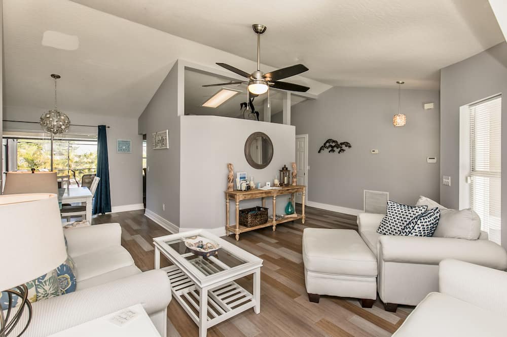 Photo of Livingroom in Sebastian Highlands
