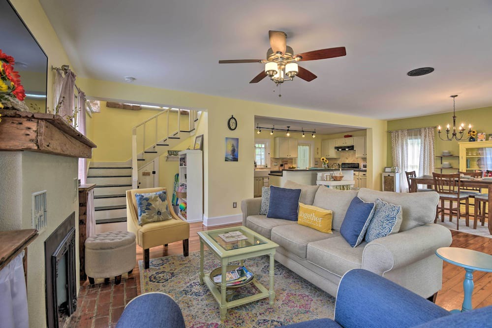 Photo of Livingroom in Gillespie Park