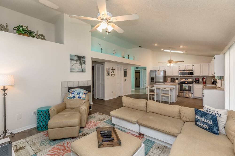 Photo of Livingroom in Sebastian Highlands
