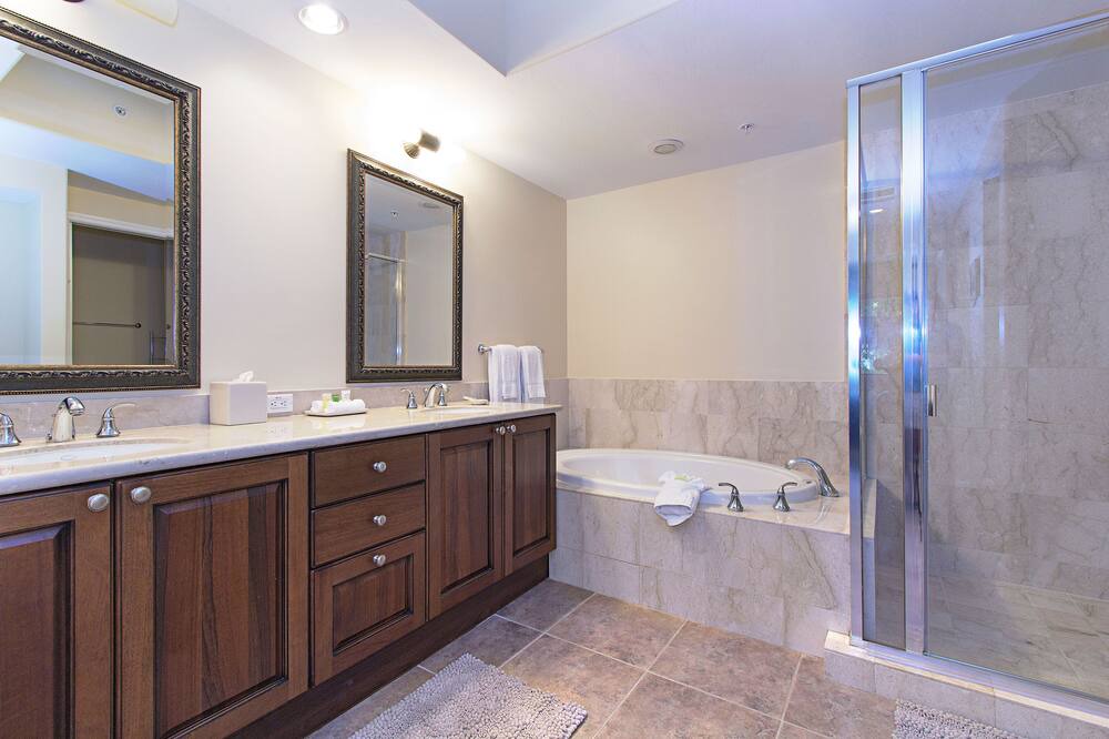 Photo of Bathroom in Royal Harbor