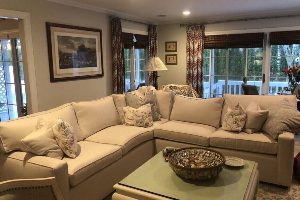 Photo of Livingroom in Avon