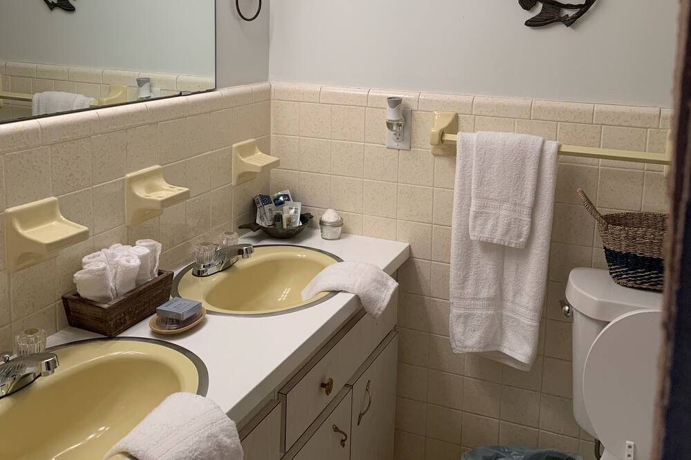 Photo of Bathroom in Auburndale