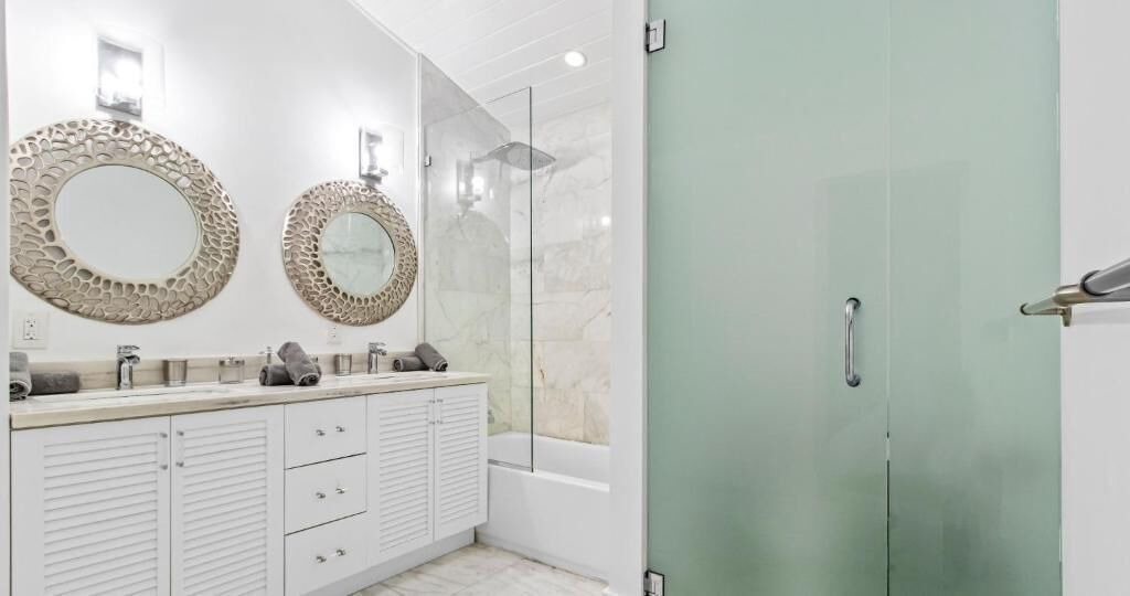 Photo of Bathroom in El Portal
