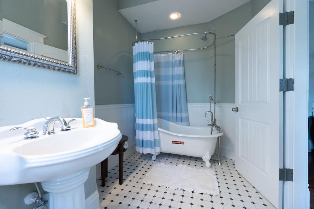 Photo of Bathroom in Arcadia Historic District