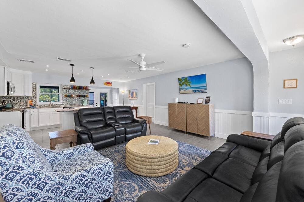 Photo of Livingroom in Yacht Club