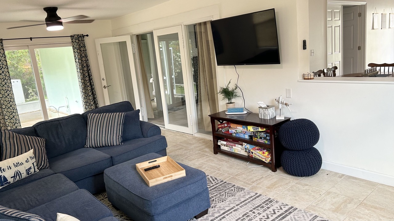 Photo of Livingroom in Orchid Isle Estates