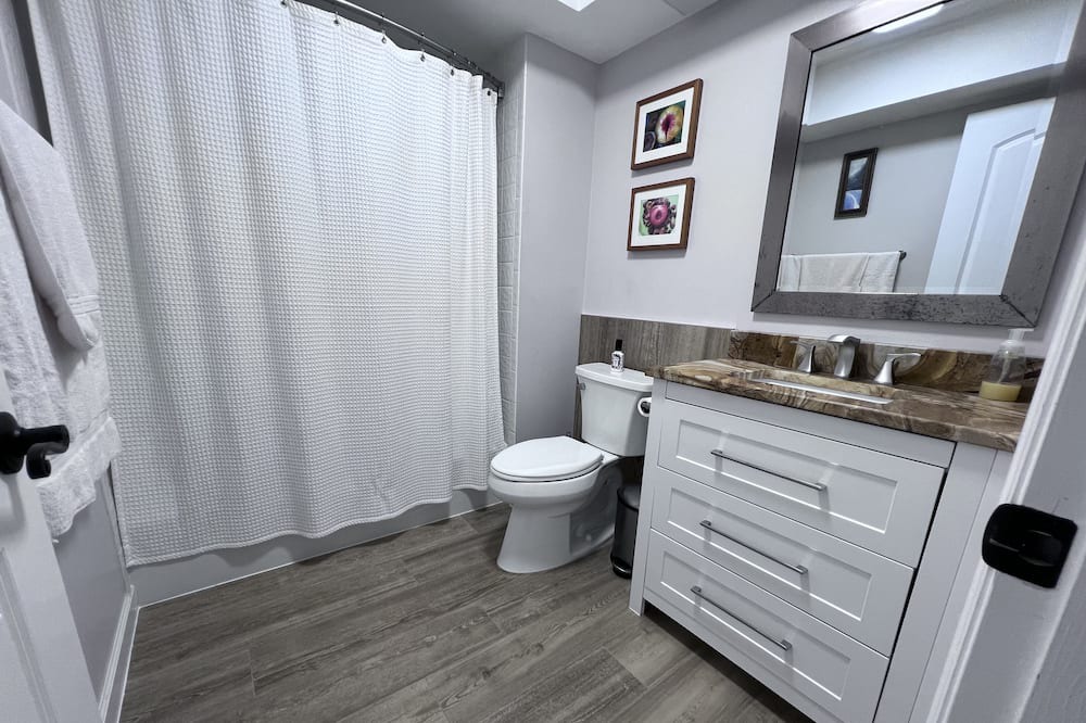 Photo of Bathroom in Glen Oaks
