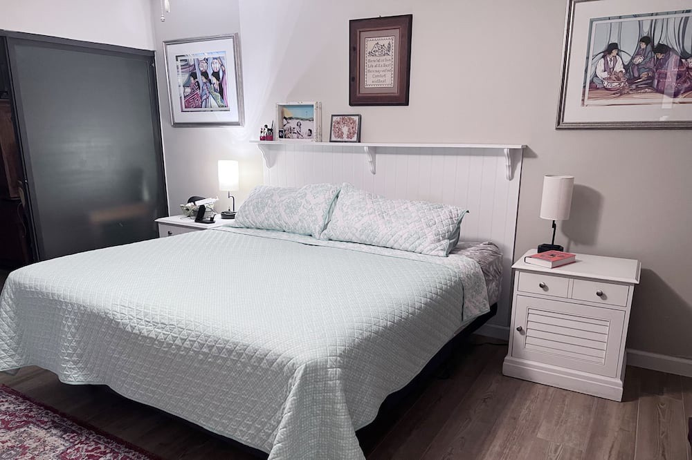 Photo of Bedroom in Glen Oaks