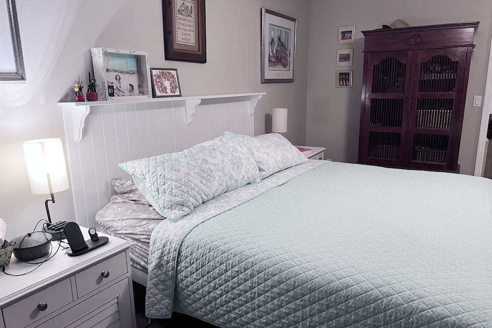 Photo of Bedroom in Glen Oaks