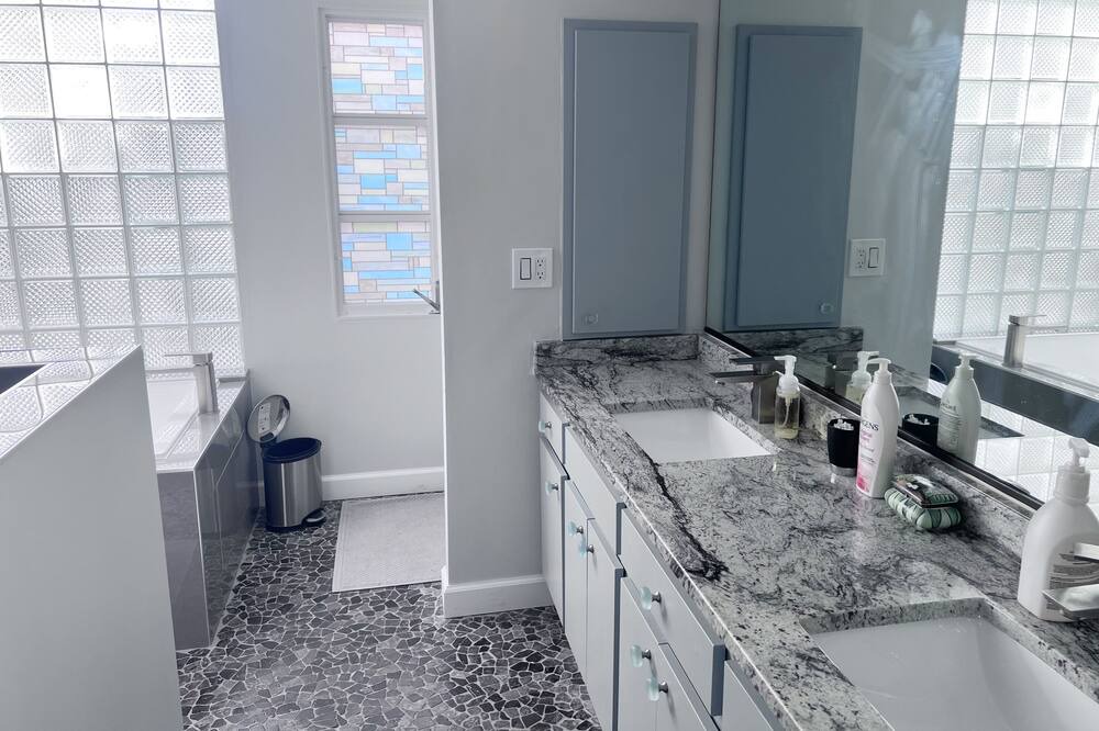 Photo of Bathroom in Glen Oaks