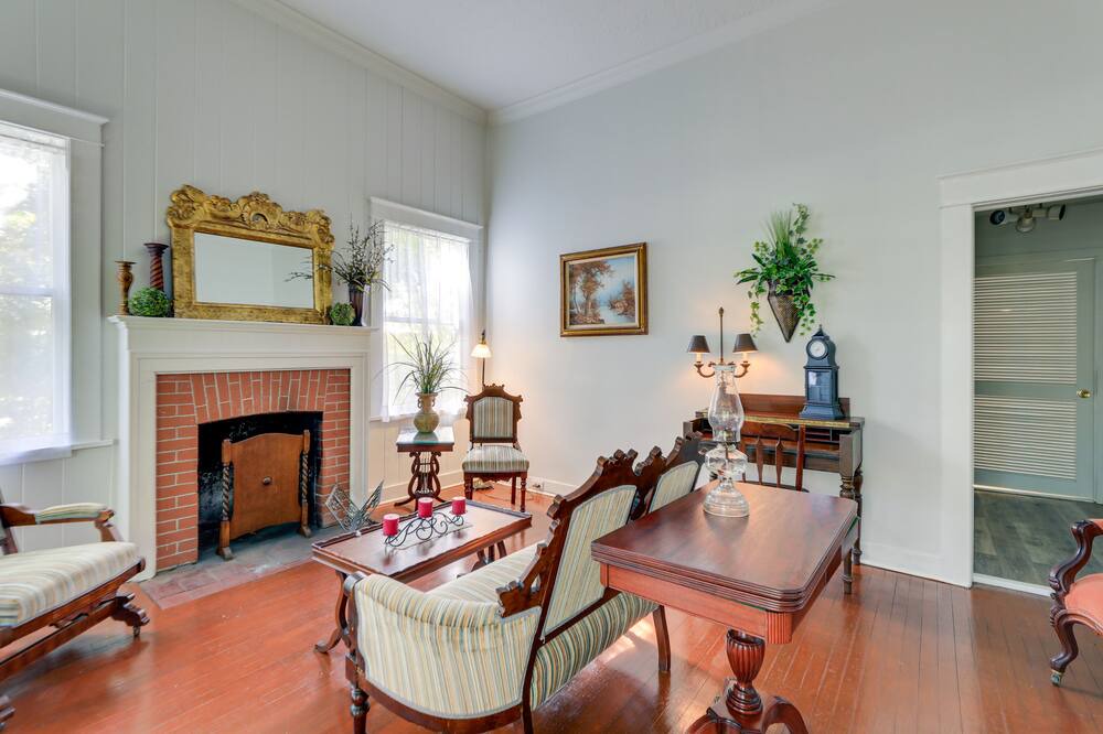 Photo of Livingroom in Arcadia Historic District