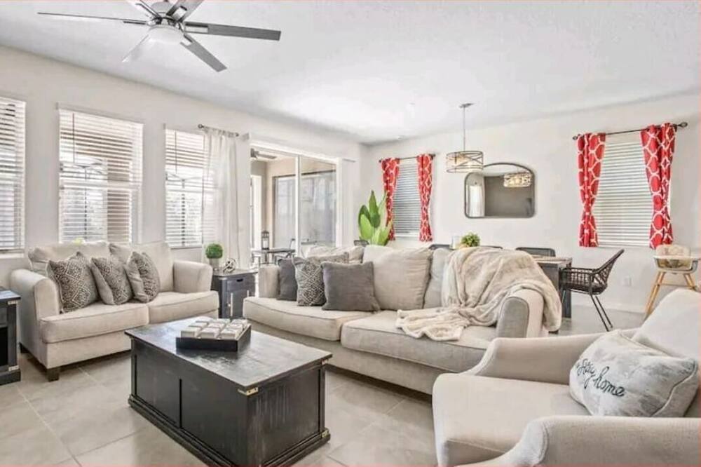 Photo of Livingroom in Sunridge Woods