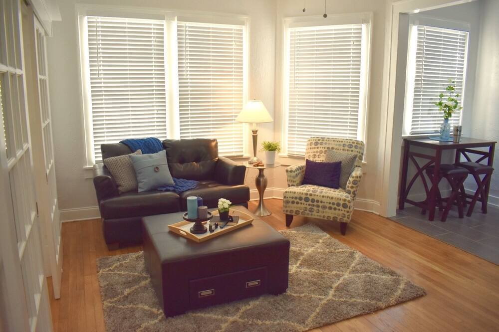 Photo of Livingroom in Courier City - Oscawana