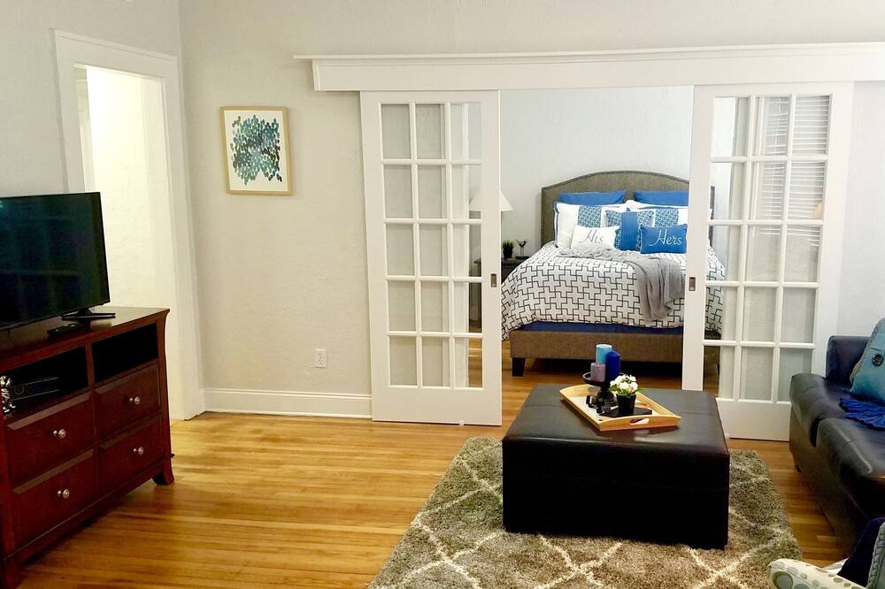 Photo of Livingroom in Courier City - Oscawana