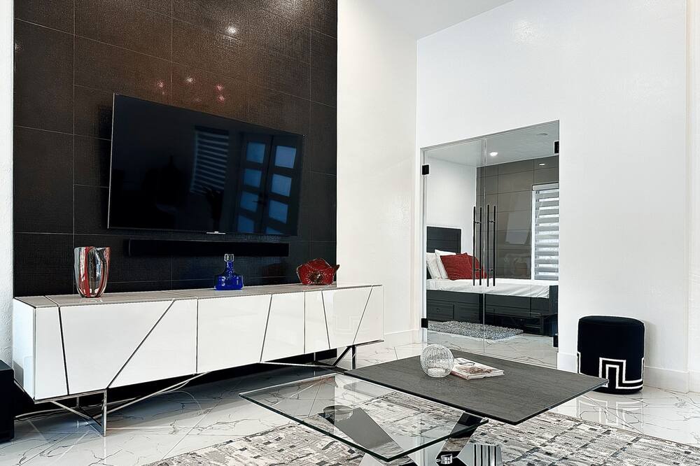 Photo of Livingroom in Imperial Golf Estates