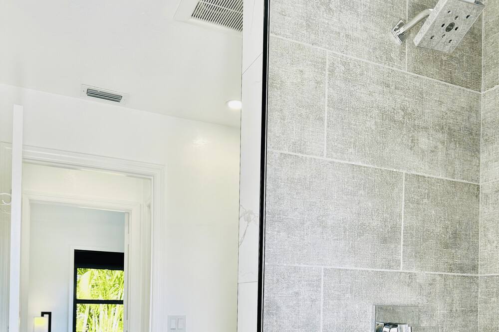 Photo of Bathroom in Imperial Golf Estates
