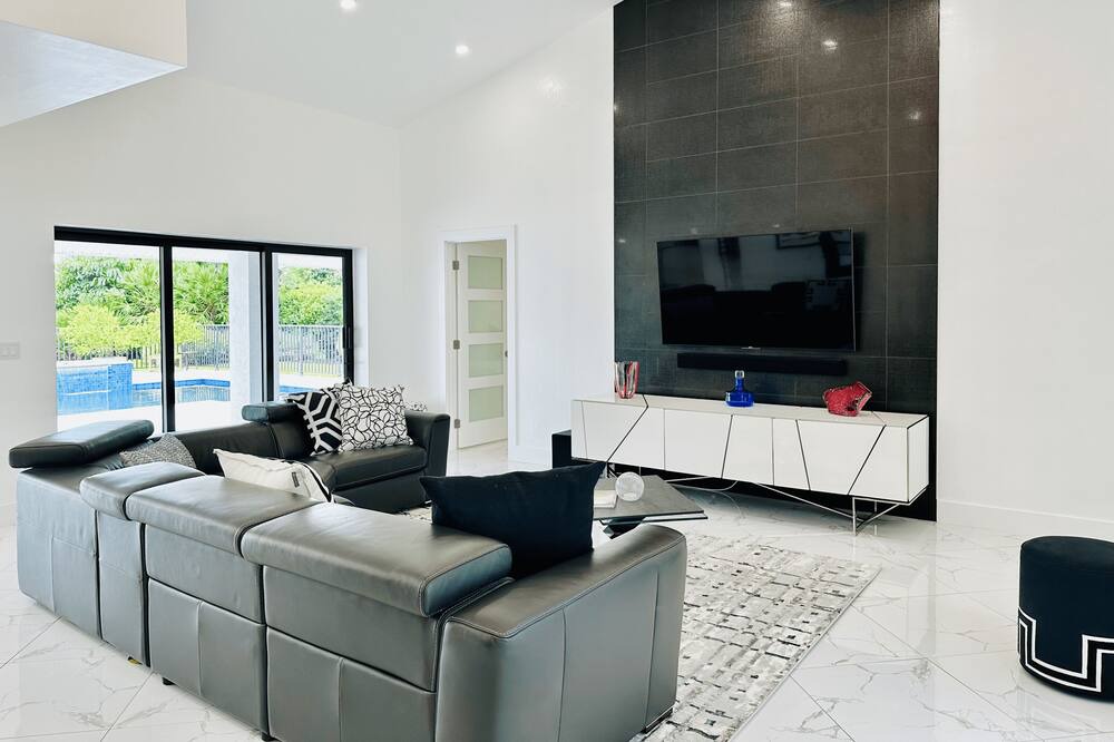 Photo of Livingroom in Imperial Golf Estates