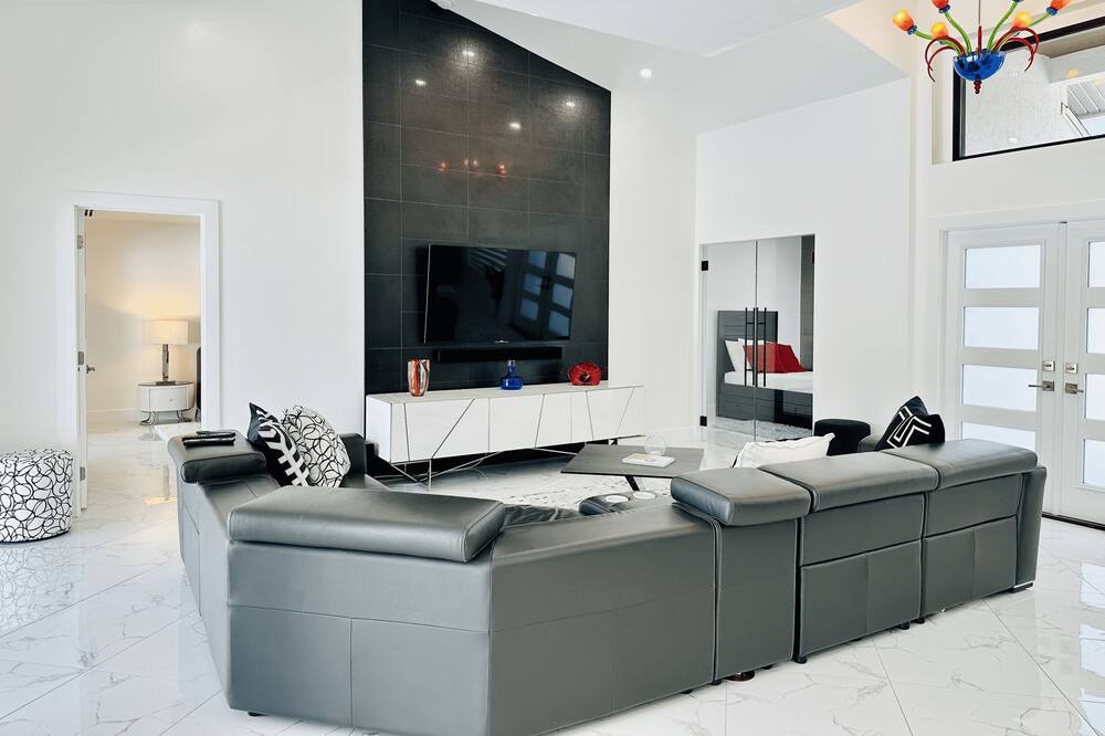Photo of Livingroom in Imperial Golf Estates
