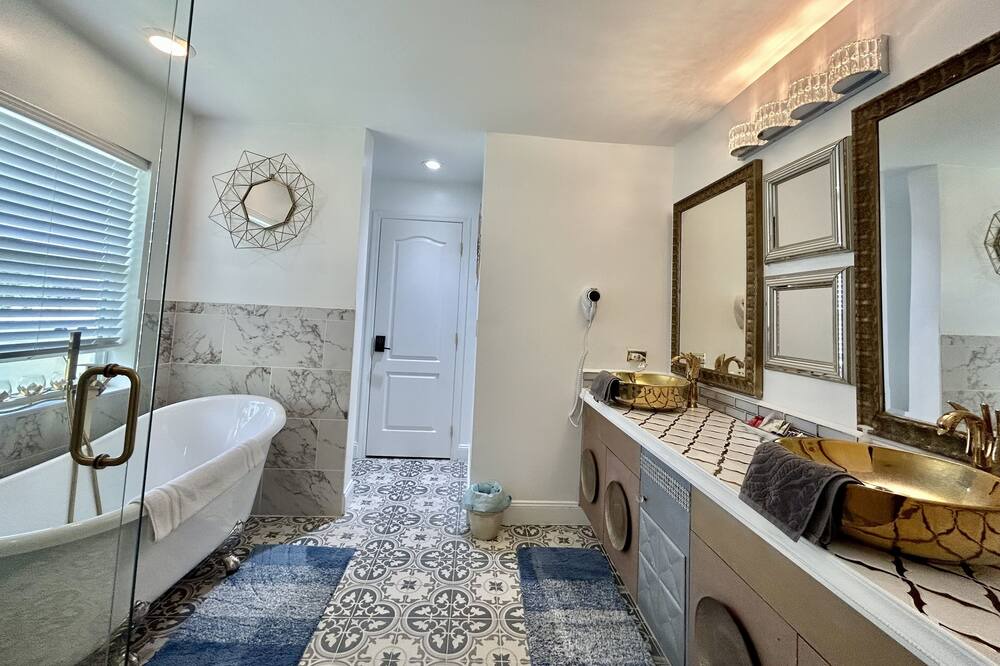 Photo of Bathroom in Jacarandas