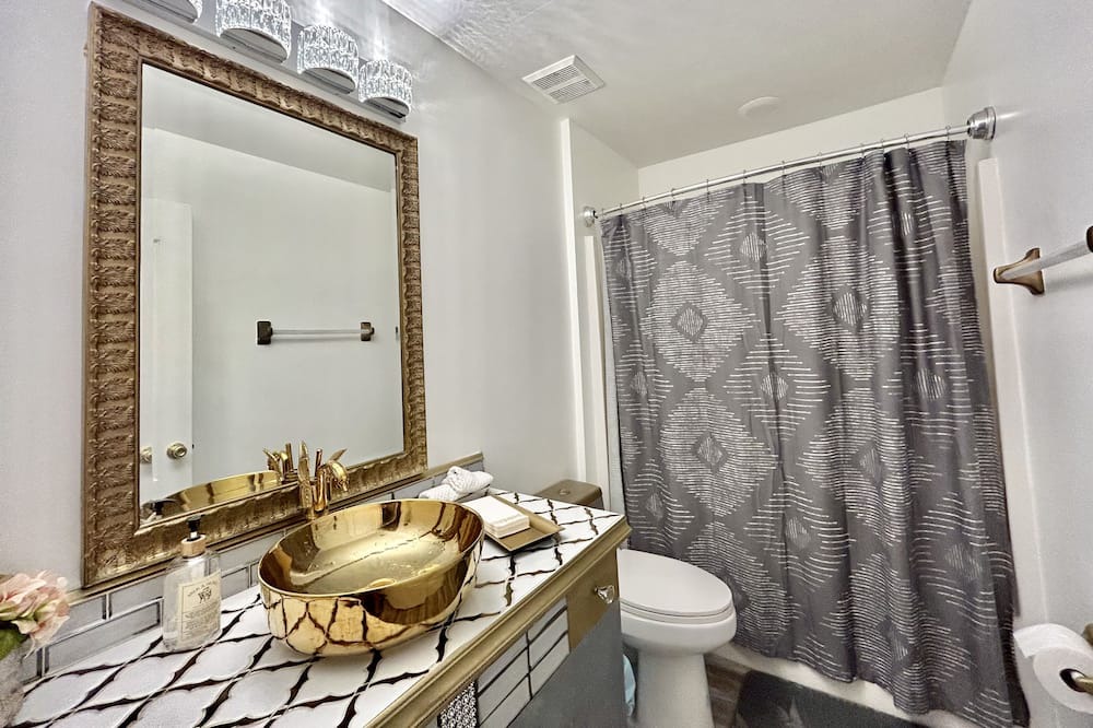 Photo of Bathroom in Jacarandas