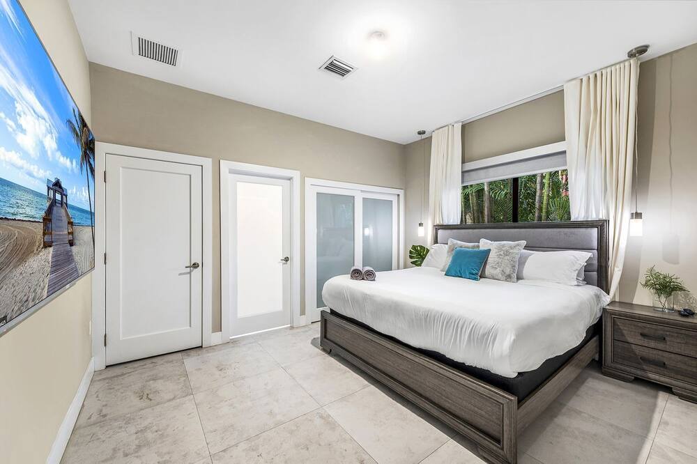 Photo of Bedroom in Northeast Coconut Grove