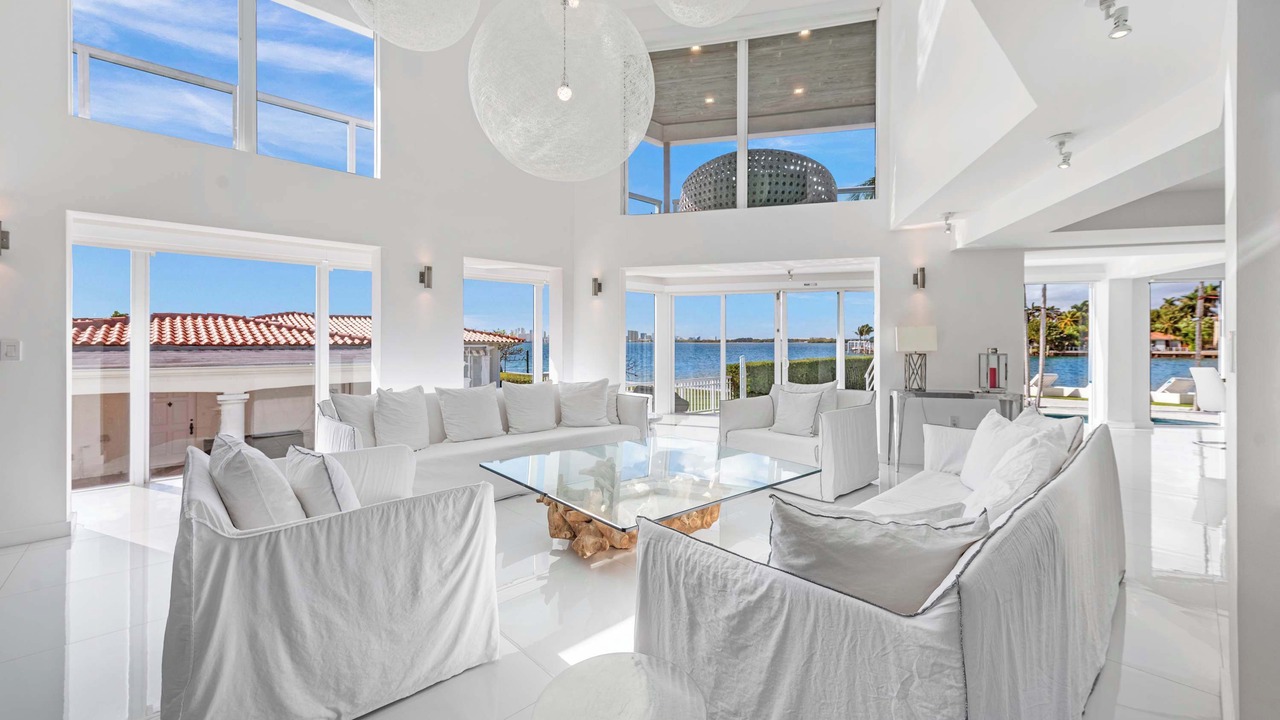 Photo of Livingroom in North Bay Village