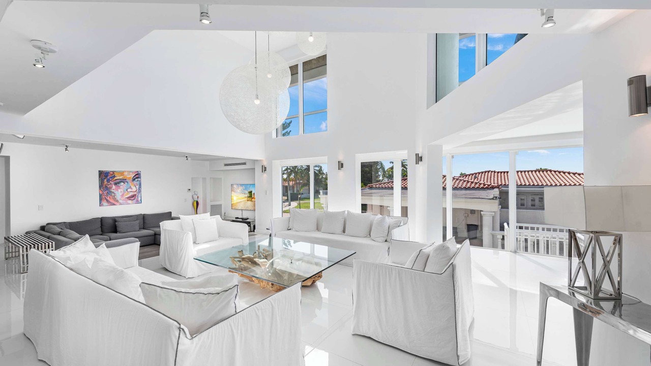 Photo of Livingroom in North Bay Village