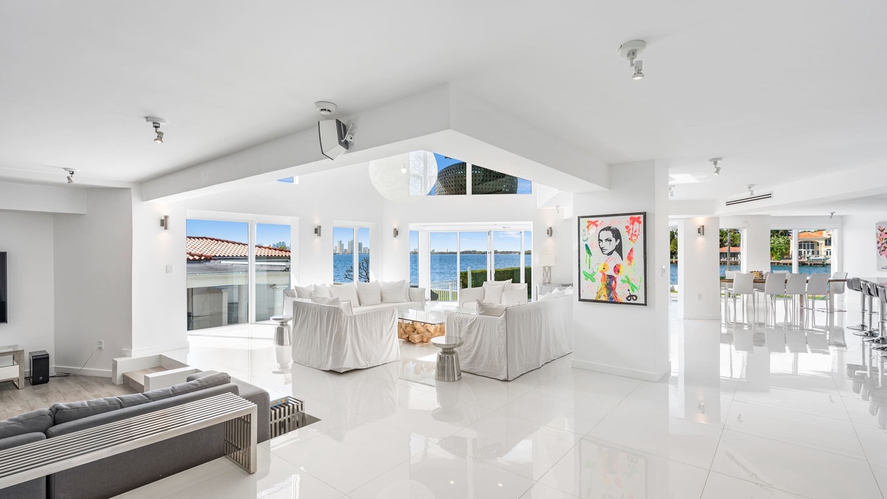 Photo of Livingroom in North Bay Village
