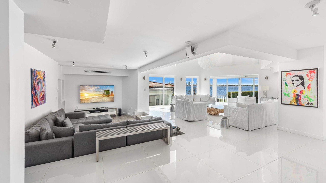 Photo of Livingroom in North Bay Village