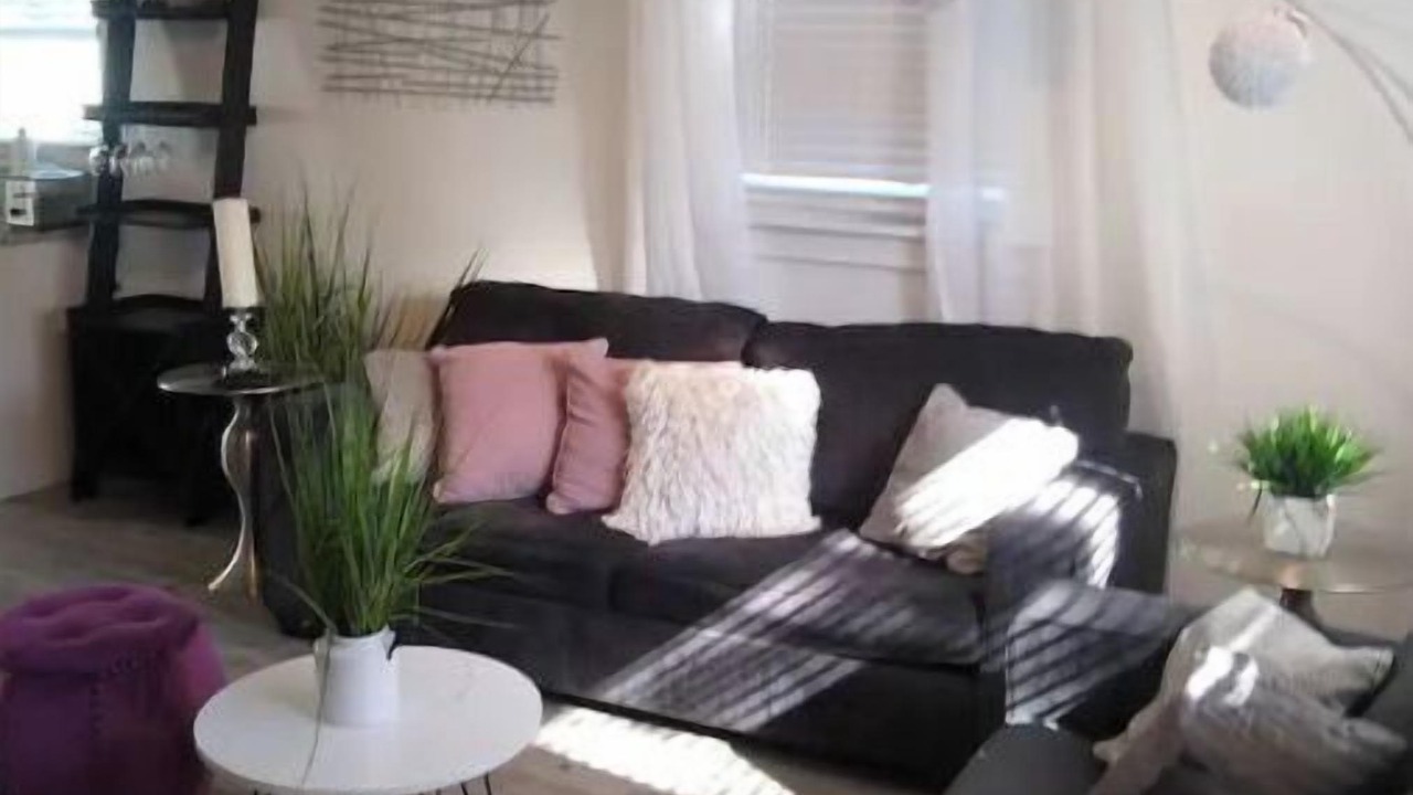 Photo of Livingroom in Courier City - Oscawana