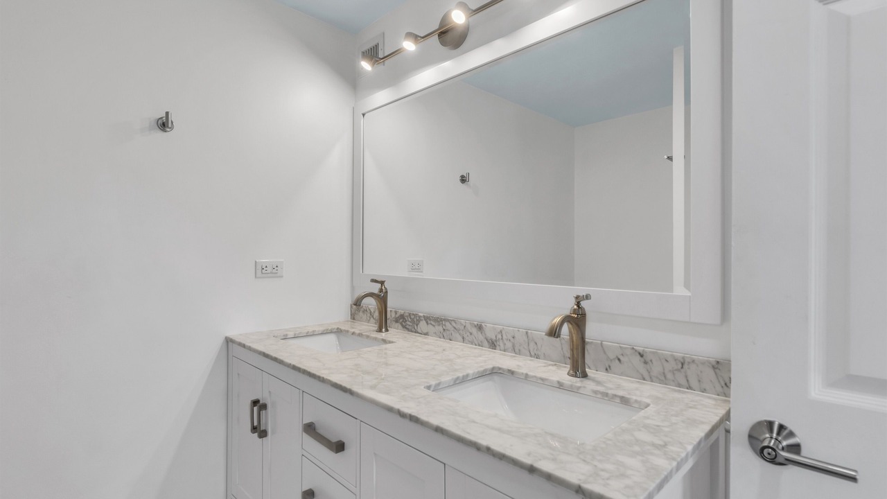 Photo of Bathroom in Plantation Tropical Park