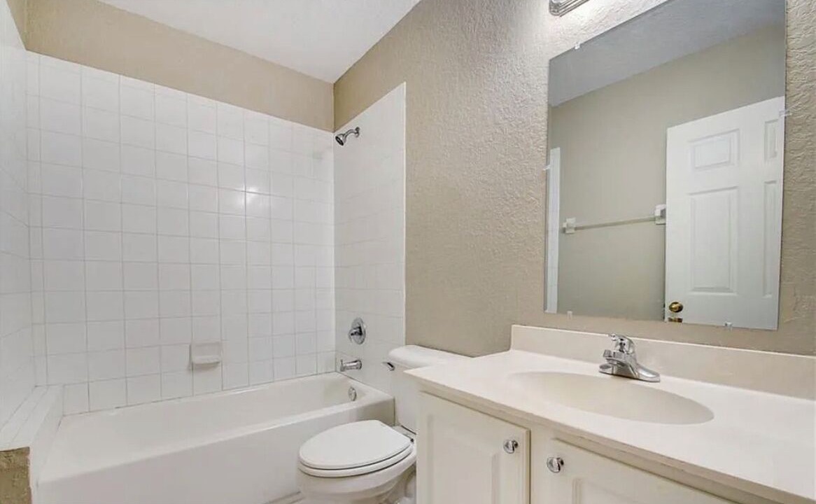 Photo of Bathroom in Lake Worth Corridor