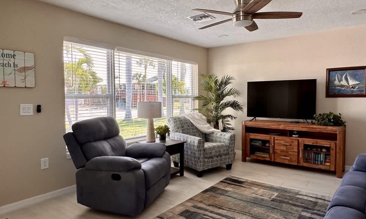 Photo of Livingroom in Mid Island