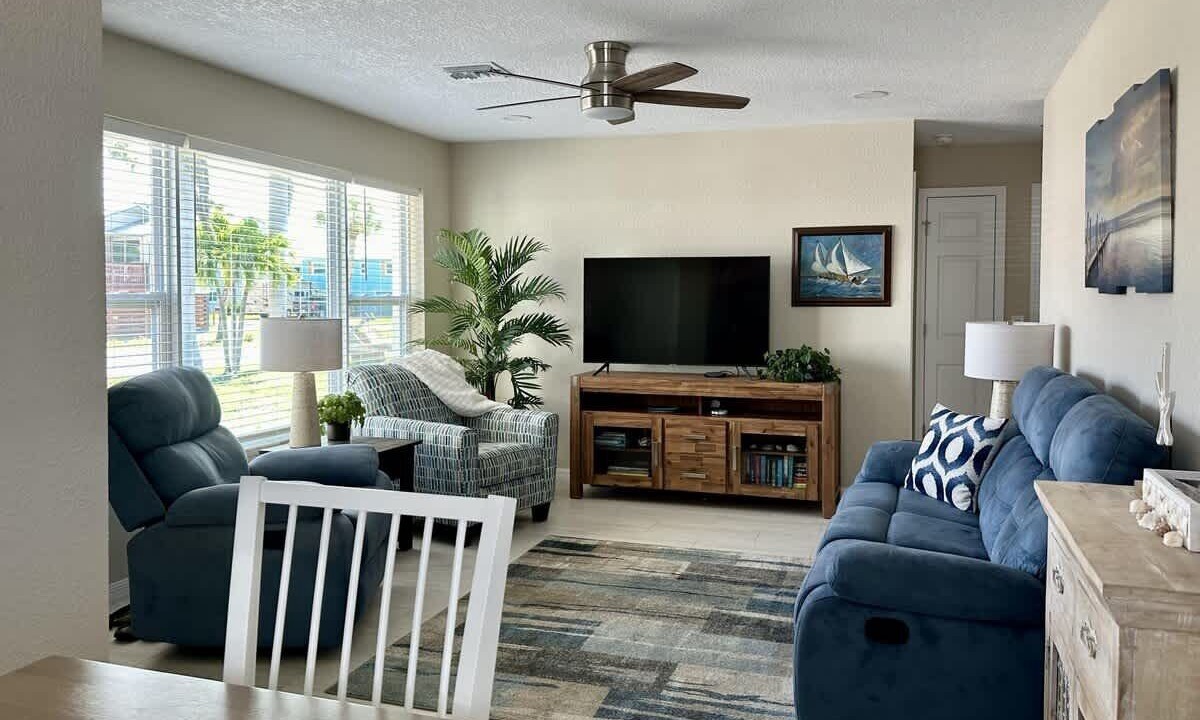 Photo of Livingroom in Mid Island