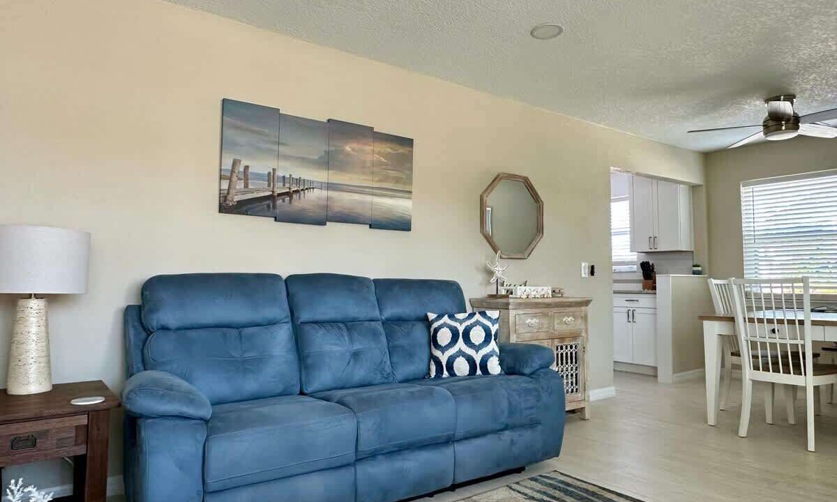 Photo of Livingroom in Mid Island
