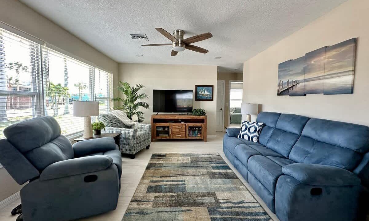 Photo of Livingroom in Mid Island