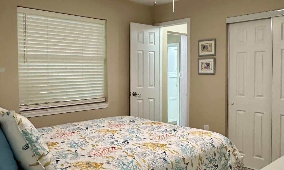 Photo of Bedroom in Mid Island